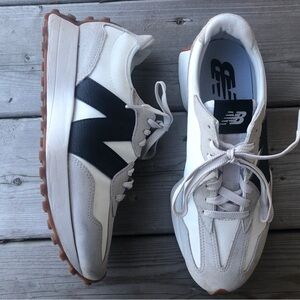 Women's 8 New Balance 327 Black White Gum Sole Runners Sneakers Running Shoes